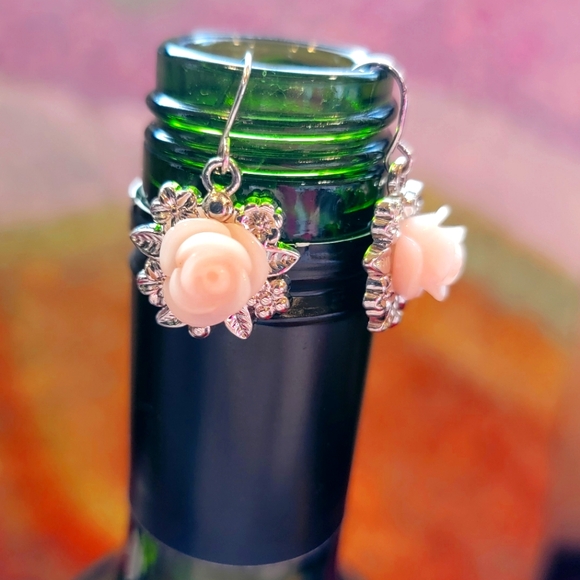 Pale pink and silver tone flower earrings - Picture 1 of 9